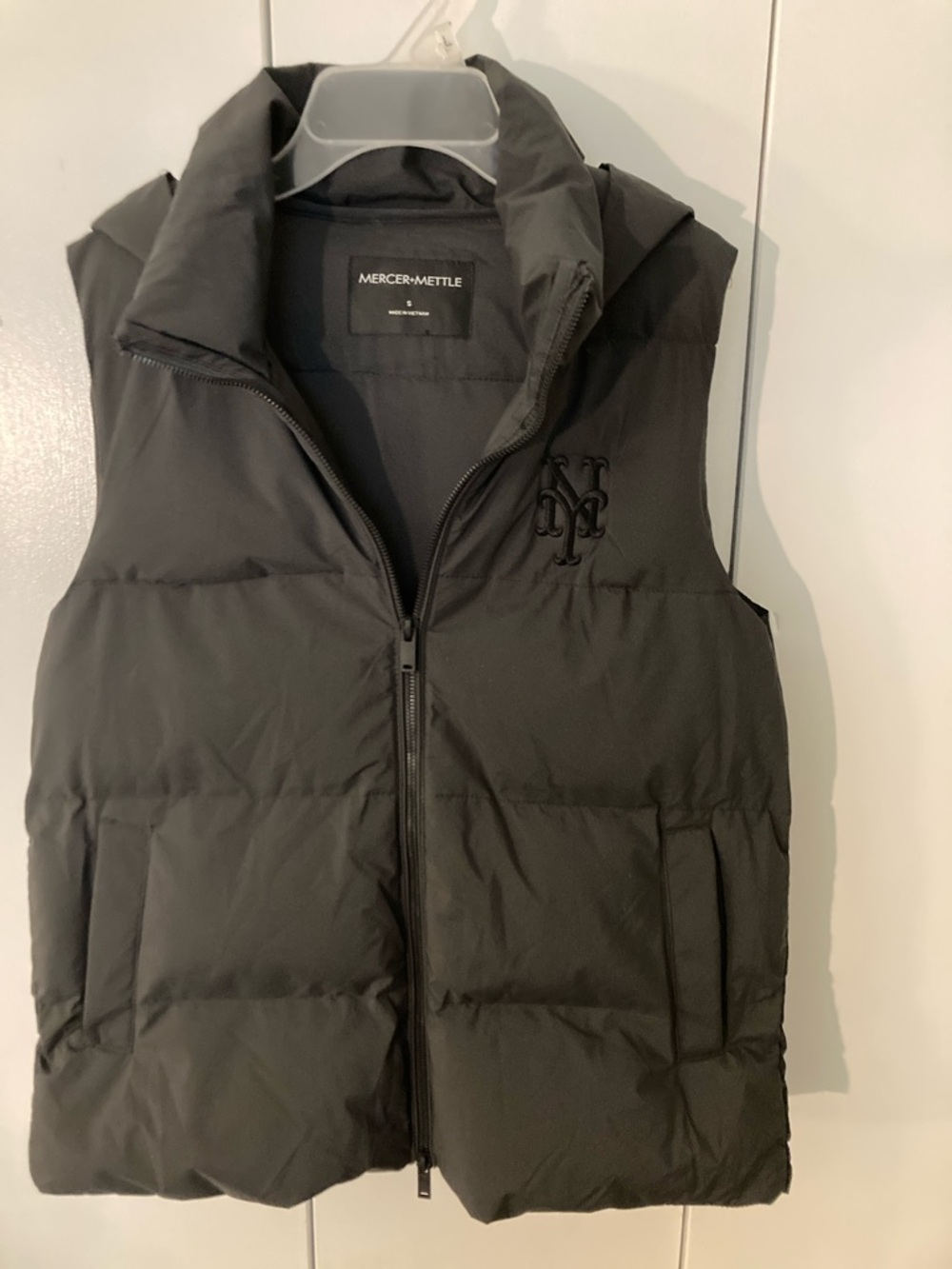 Mercer&Mettle Men's Black Quilted Puffer Vest with New York Yankees logo size S